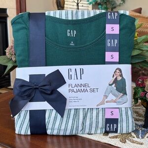 Brand New Gap Flannel Pajama Set Soft Knit Green Long Sleeve Top & Striped Pants